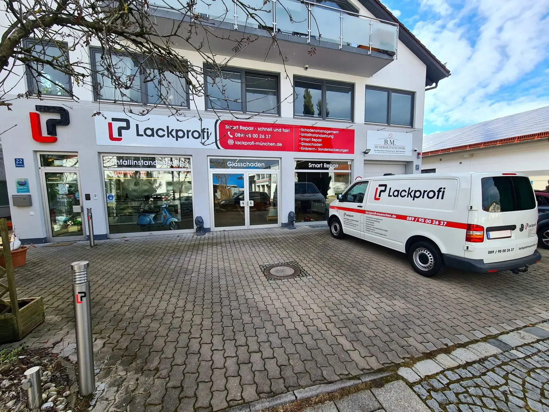 Betrieb der Lackprofi GmbH mit Fahrzeug vor der Halle
